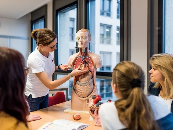 Đại học Quốc tế Dresden GmbH đào tạo nhân viên y tế khẩn cấp