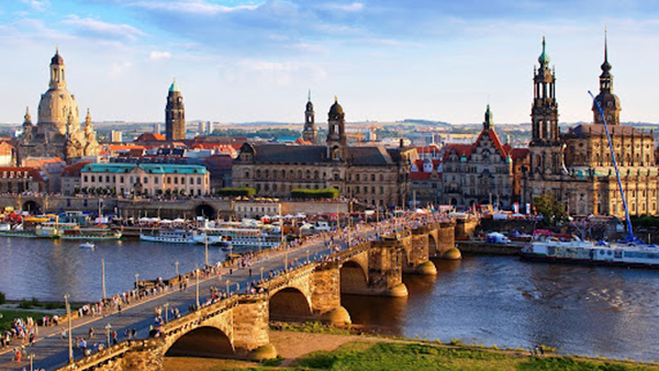 Dòng sông Elbe bên cạnh những công trình kiến trúc cổ kính của Dresden